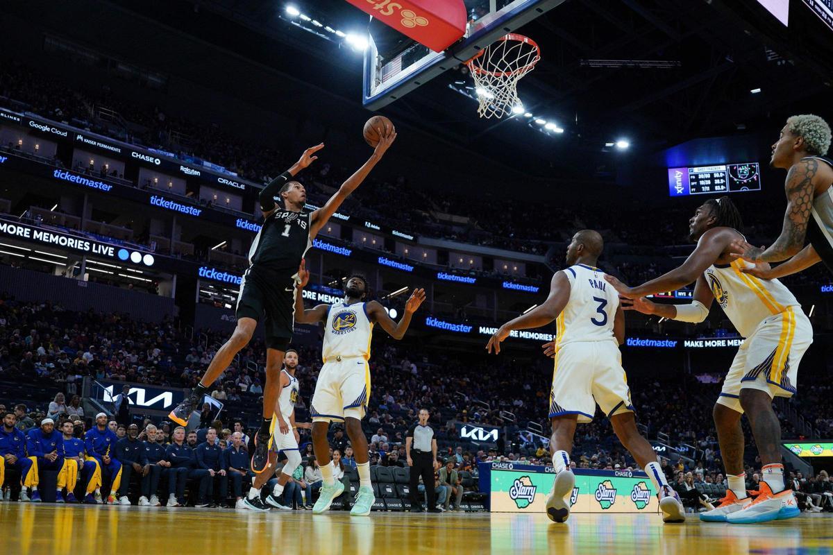 Wenbanyama lanza a canasta en el amistoso de pretemporada que los Spurs jugaron ante los Warriors