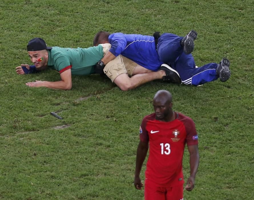 Un aficionado de Portugal saltó al campo durante el Polonia - Portugal e intentó abrazar a Cristiano Ronaldo.