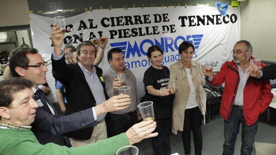 Cascos, con el vaso en alto, brinda con miembros del comité de Tenneco acompañado de Fernando Couto, segundo por la izquierda, y Carmen Moriyón, segunda por la derecha. | ángel gonzález