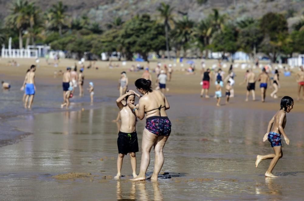 Primeros bañistas en la playa de Las Teresitas