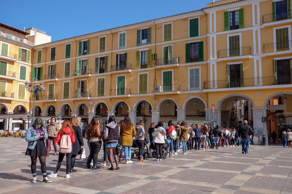 Largas colas en Sant Miquel esperando la apertura de una nueva tienda