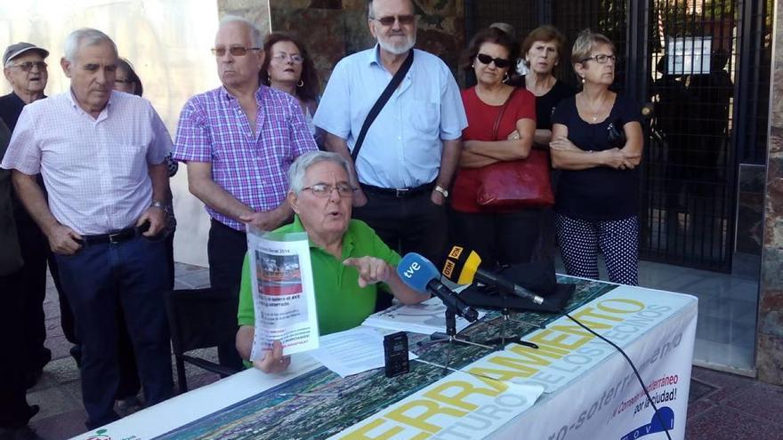 La Plataforma Pro-Soterramiento ofreció ayer una rueda de prensa en Santiago el Mayor.