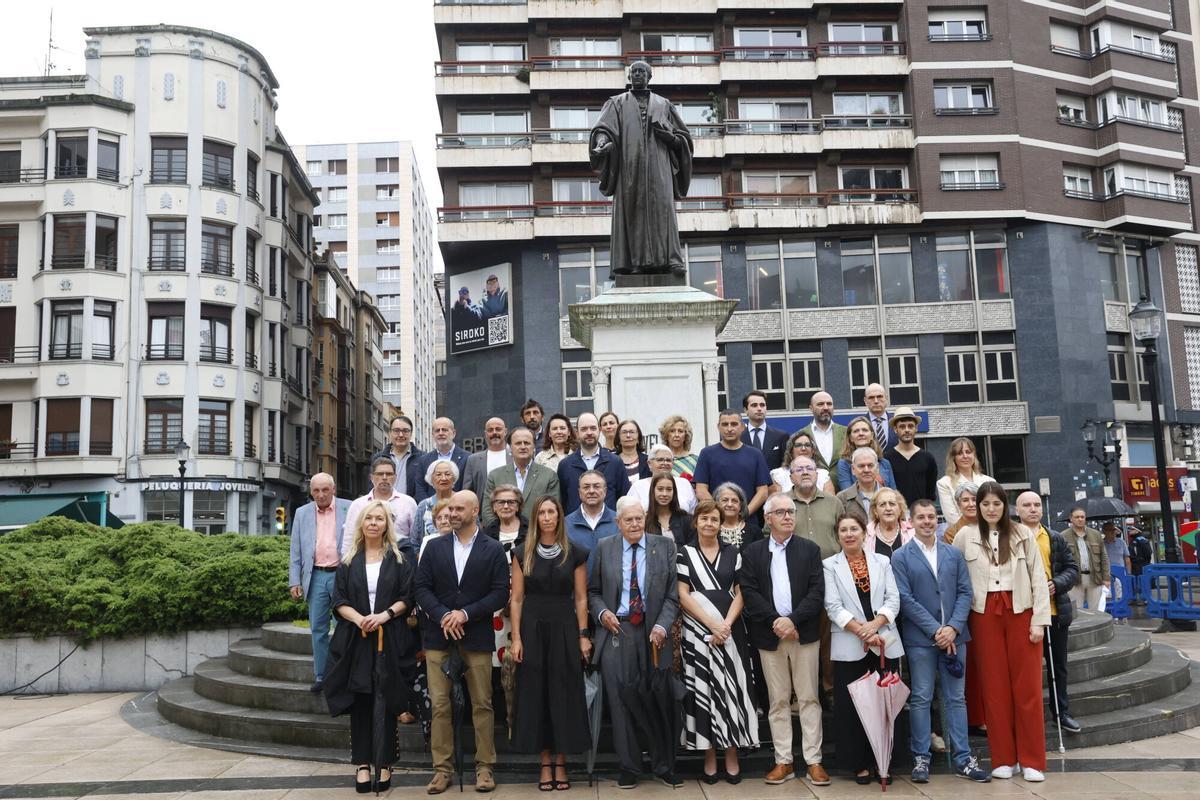 La ofrenda floral a Jovellanos en la plaza del Seis de agosto de Gijón, en imágenes