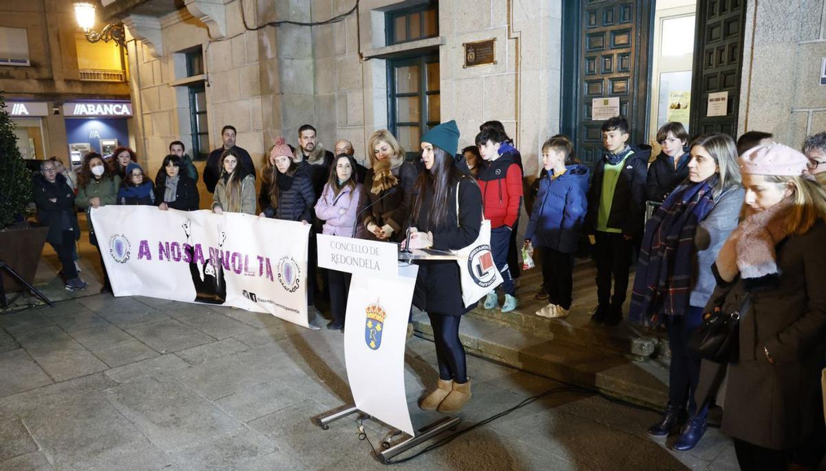 La concentración organizada por la comunidad educativa de Redondela, ayer.   | // R. GROBAS