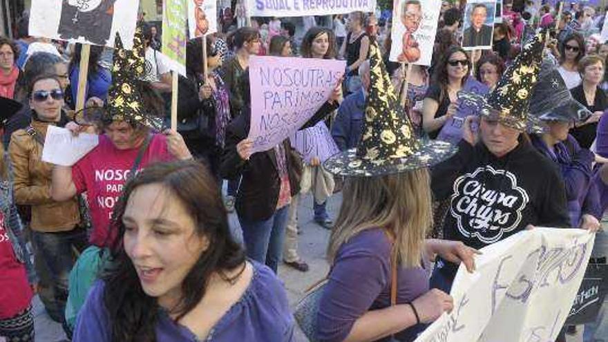 Pasacalles en A Coruña para protestar contra la reforma de la ley del aborto