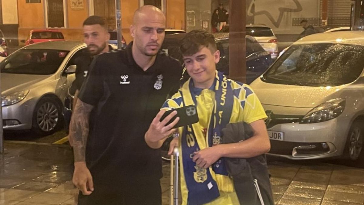 Sansdro, junto a un aficionado, a la llegada de la expedición de rezagados al hotel de Sevilla.