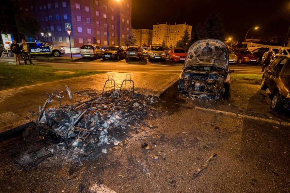 Un incendio calcina varios coches en el Campillín