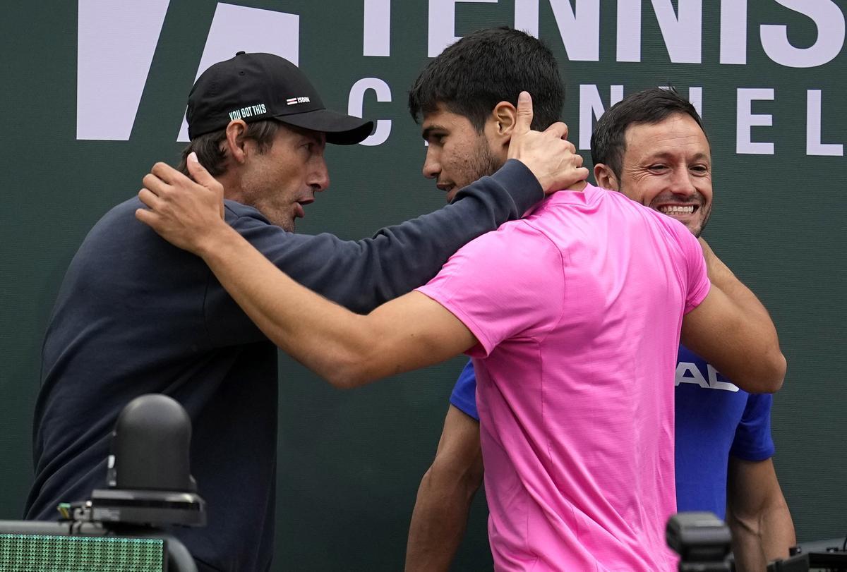 Ferrero da ánimos a Alcaraz durante un partido en Indian Wells.