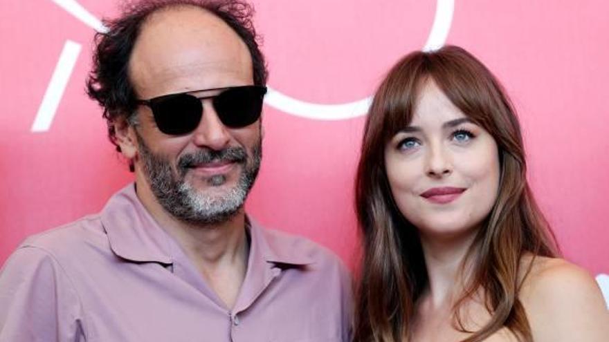 Luca Guadagnino junto a Dakota Johnson, ayer en la Mostra de Venecia.