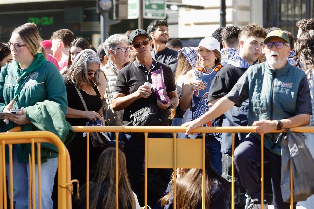 La plaza del Ayuntamiento, a reventar para la mascletà del viernes 13 de marzo: el sol dispara el ambiente fallero