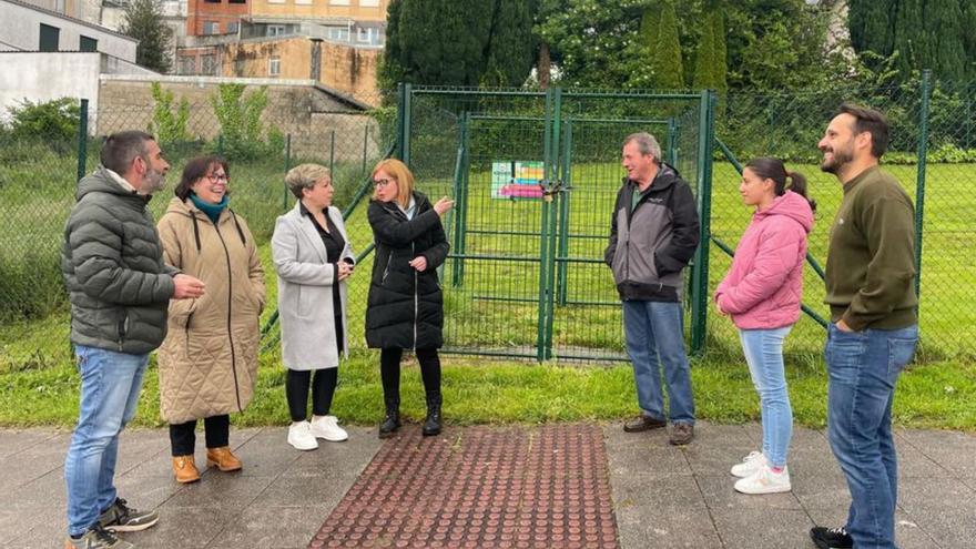 Miembros del BNG frente al parque canino cerrado.