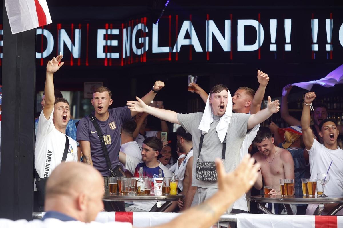 Los ingleses en Benidorm ‘calientan’ para la gran final