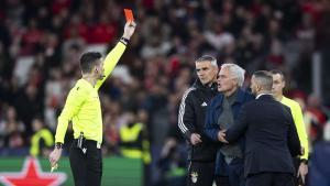 Lisbon (Portugal), 17/02/2026.- Referee Francois Letexier shows Benficas head coach Jose Mourinho (3-L) a red card during the UEFA Champions League soccer match between Benfica and Real Madrid, in Lisbon, Portugal, 17 February 2026. (Liga de Campeones, Lisboa) EFE/EPA/JOSE SENA GOULAO. benfica . real madrid. liga campeones 2025/2026 benfica . real madrid. ida. accion. da luz
