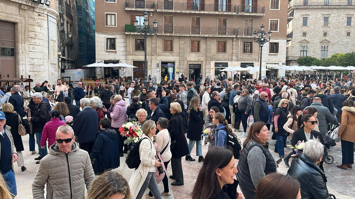 Esprint final para ver el manto de la Virgen y 'llevarse' a casa algunos ramos antes de que los retiren