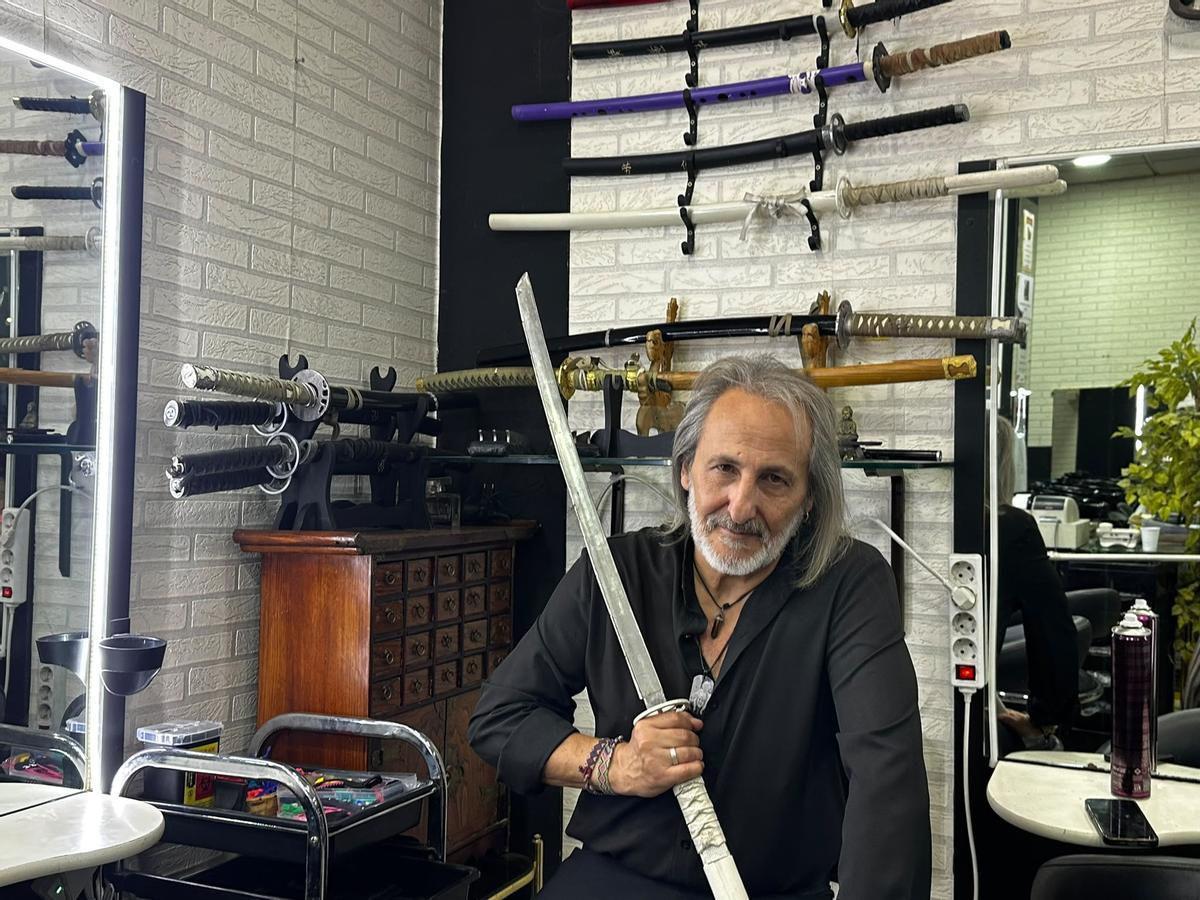 Alberto Olmedo abrió su peluquería en Aluche hace más de 20 años