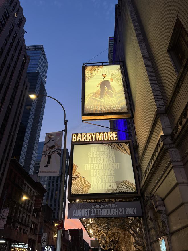 Teatro Barrymore con el cartel del Mago Pop