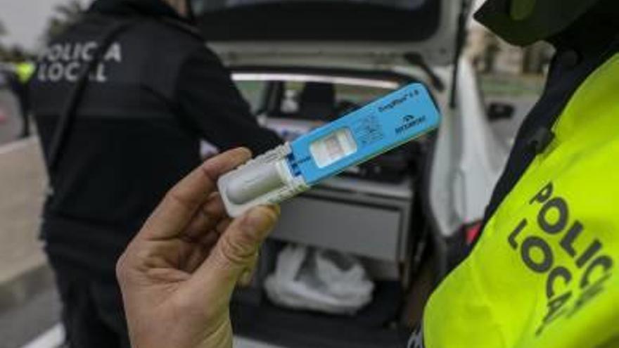 Uno de los controles realizados por la Policía Local durante la campaña especial de Navidad.