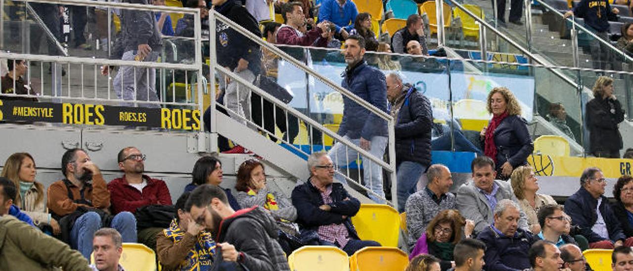 La afición del Herbalife abandona la instalación del Gran Canaria Arena, antes del final del último partido de Eurocup, en la derrota ante el Galatasaray turco.