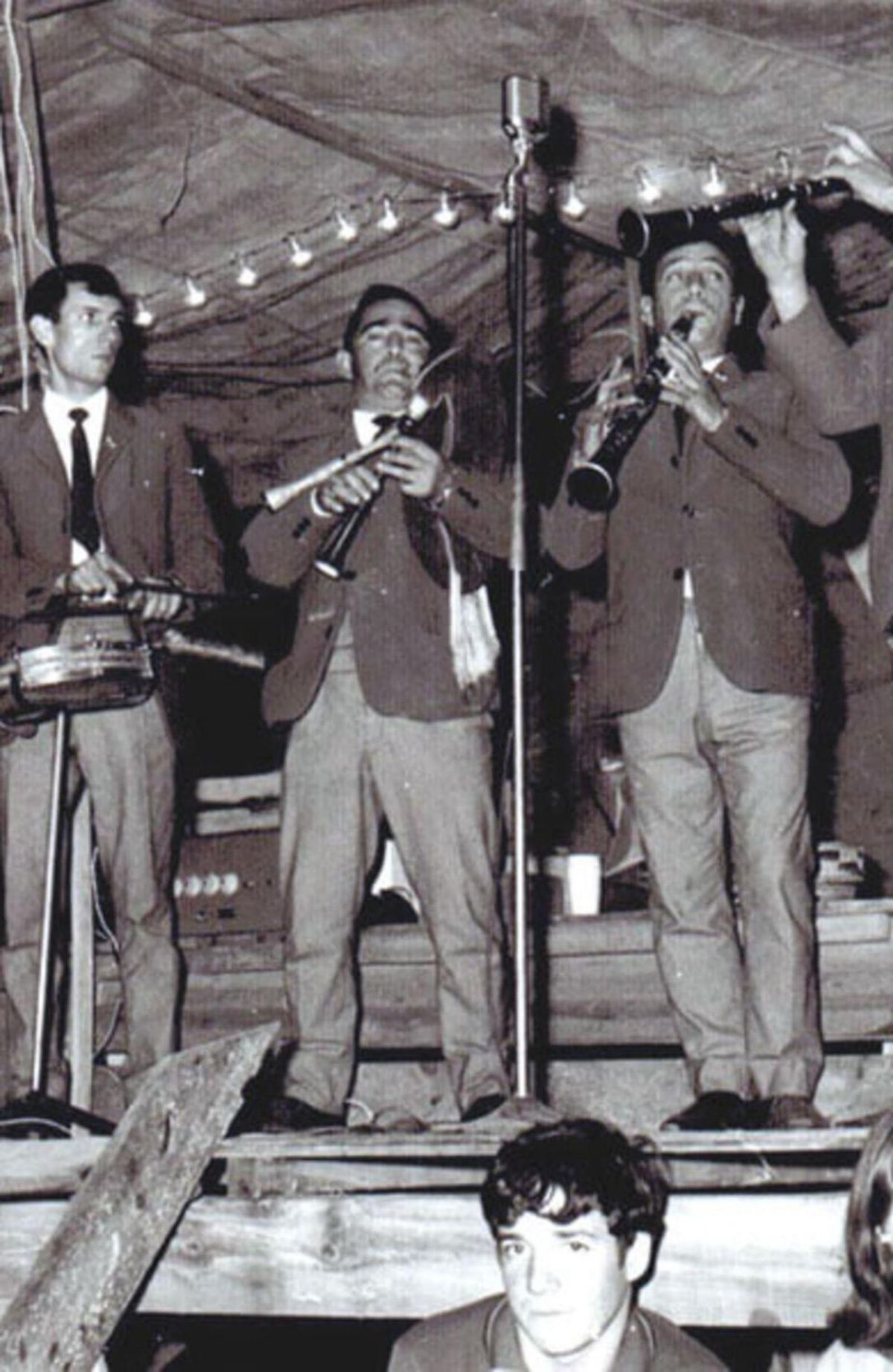 Os Lirios tocando en el palco de Marcón. | // ORQUESTAS 1900 (FACEBOOK)