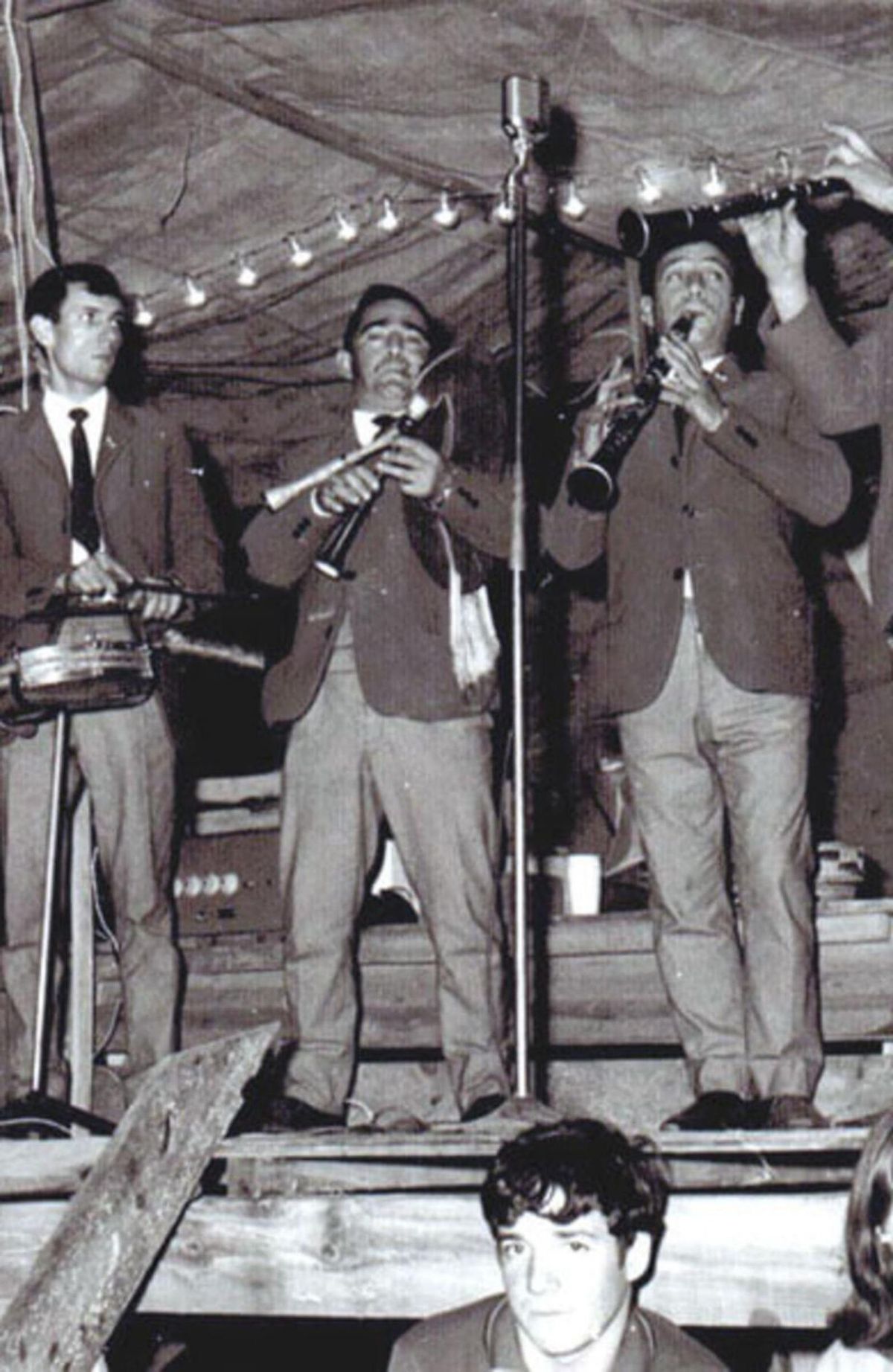 Os Lirios tocando en el palco de Marcón.  | // ORQUESTAS 1900 (FACEBOOK)