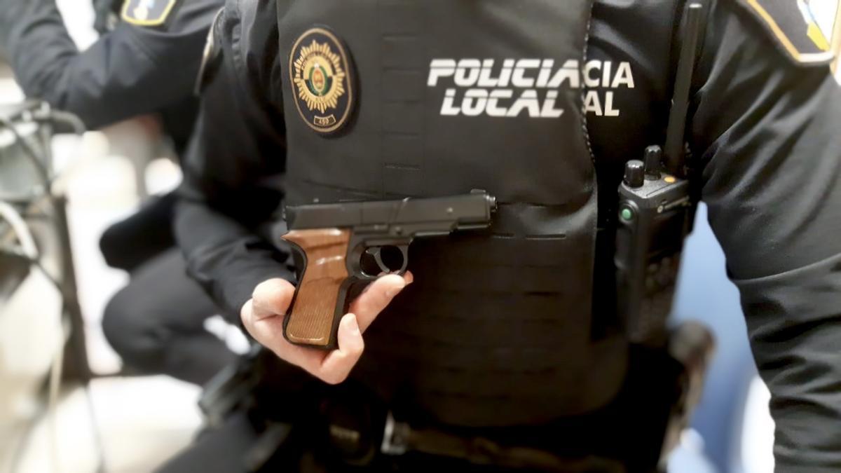 Una de las pistolas simuladas incautadas a los presuntos atracadores de un comercio de Elche.