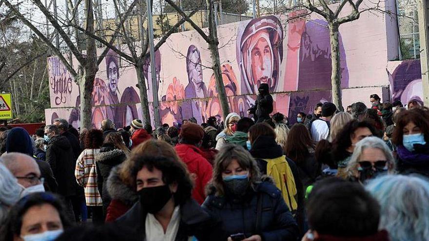 Cientos de personas exigen al Ayuntamiento de Madrid que no borre el mural feminista