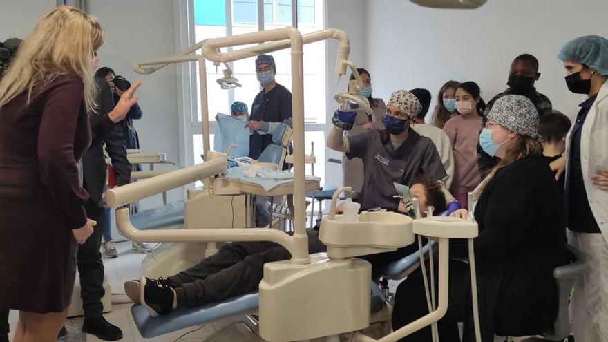 La clínica dispone de una treintena de sillones dentales de última generación con tecnología 3D. | ADEMA