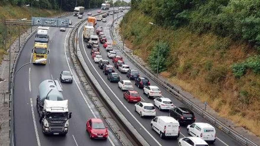 Imagen del atasco que generó ayer el accidente del camión. // M. G.B.