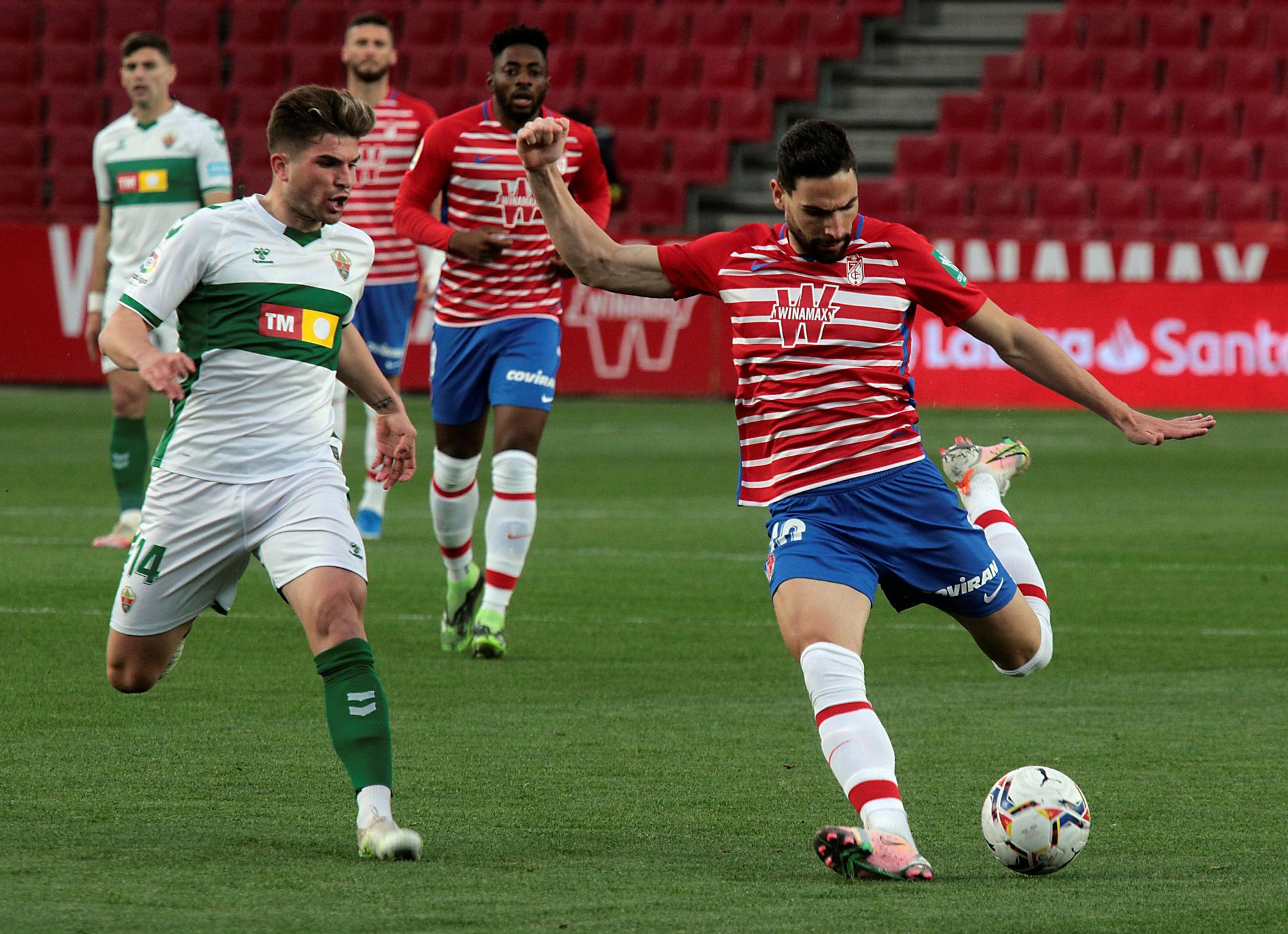 Granada - Elche: El Elche deja pasar el tren (2-1)