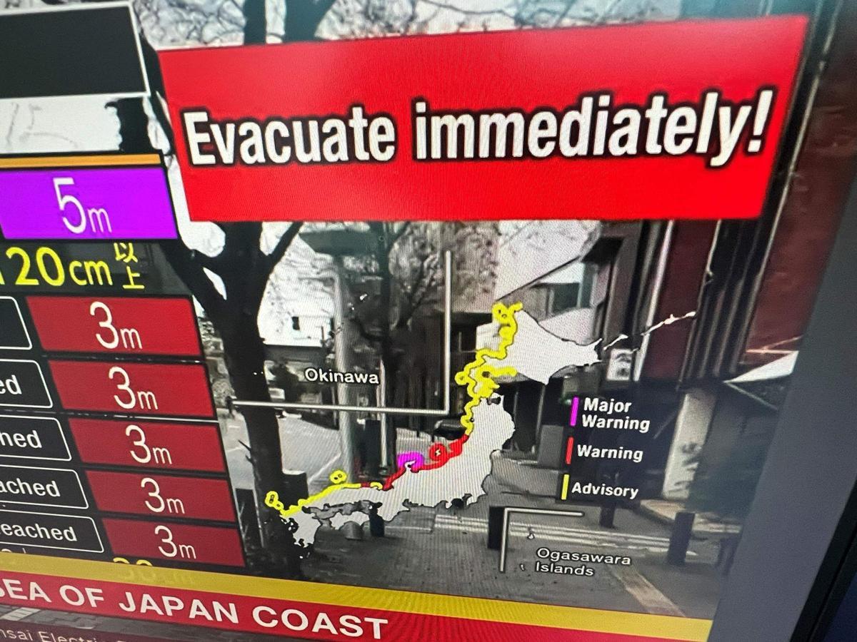 Imagen tomada en una pantalla de transmisión en vivo de NHK World, en Hong Kong, que muestra un mensaje de advertencia pidiendo a la gente que evacue el área tras una serie de severos terremotos en el centro de Japón .