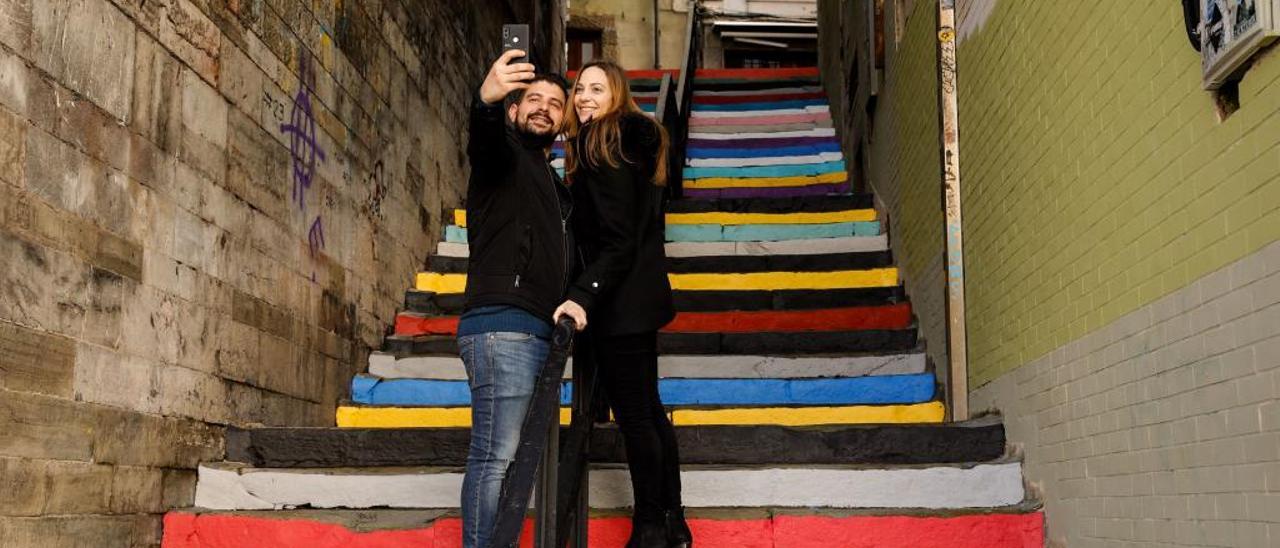 Tania Raposo y Bruce Marcos se hacen un selfie en las escaleras del rock.