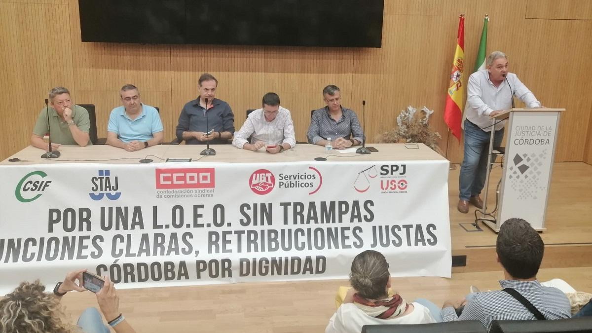 Reprepresentantes sindicales durante la asamblea celebrada en la Ciudad de la Justicia este viernes.