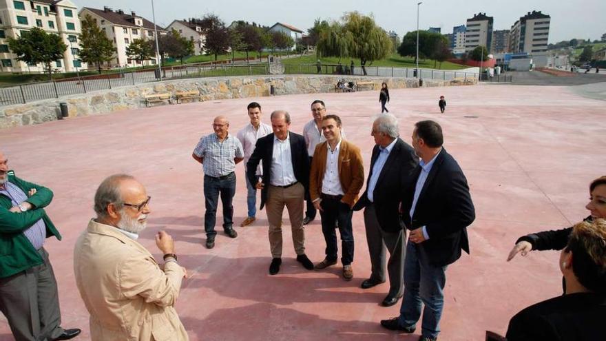 El viceconsejero Álvaro Álvarez y el alcade, Iván Fernández, rodeados por otras personalidades políticas y sociales, en la nueva plaza del parque Europa.