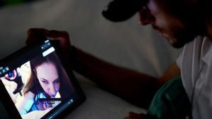 Un jove mira amb una tauleta una pàgina de pornografia. | DAVID CASTRO