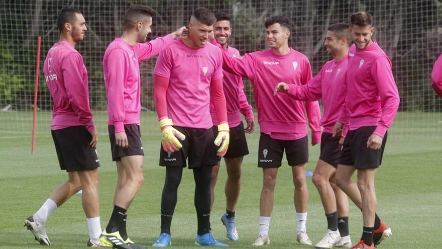 Un grupo de jugadores del Córdoba CF en el entrenamiento de hoy en la Ciudad Deportiva.