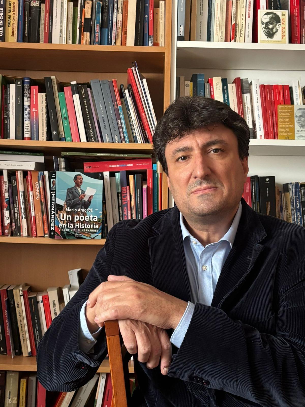 Mario Amorós, autor de la biografía sobre la vida y obra de Miguel Hernández, en una imagen cedida por la Editorial Akal