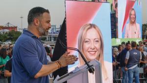 VALENCIA, 13/07/2023.- Durante un mitin en La Marina de la capital valenciana y con el apoyo de más de mil personas -entre ellas, la primera ministra italiana, Giorgia Meloni, que ha participado mediante videoconferencia- el lider de Vox, Santiago Abascal ha subrayado, no obstante, que aún queda todo por hacer y ha destacado que afrontan las elecciones del 23 de julio pensando en echar a un gobierno peligroso. EFE/ Biel Aliño