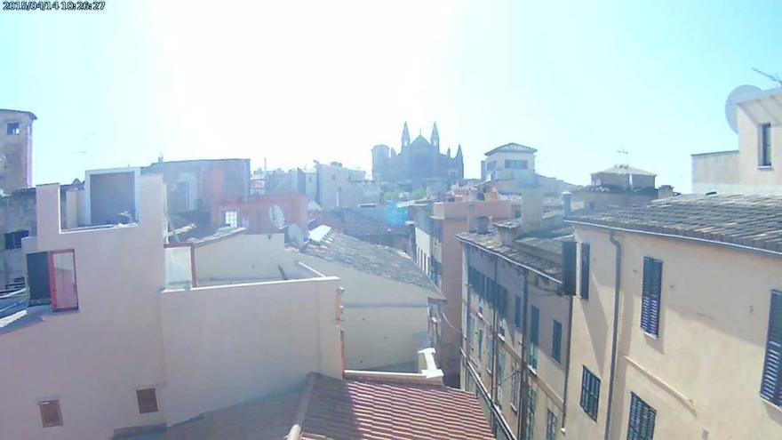 Warm scheint die Sonne auf die Kathedrale von Palma am Dienstagvormittag (14.4.)