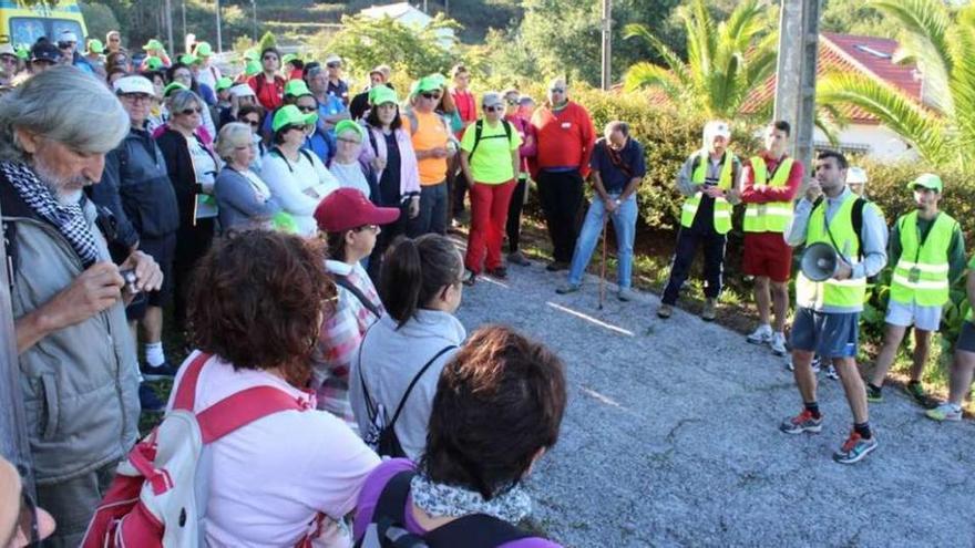 Grupo de participantes en la andaina por Ponte Caldelas