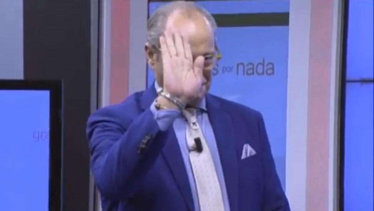 Eduardo García Serrano, realizando el saludo fascista durante el programa ’Gracias por Nada’. Eduardo García Serrano, realizando el saludo fascista durante el programa ’Gracias por Nada’.