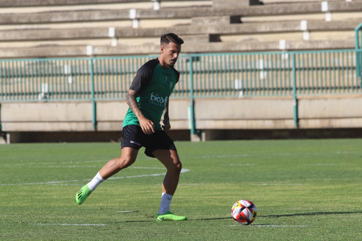 Iván Rodríguez, durante un entrenamiento del Córdoba CF, esta temporada.