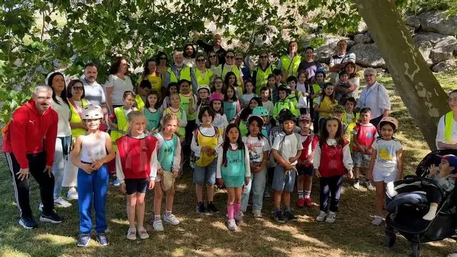 Los alumnos del Dolores Medio se sacan el carnet de conducir: el colegio pone en práctica los circuitos de educación vial con una ruta hasta el parque de Invierno