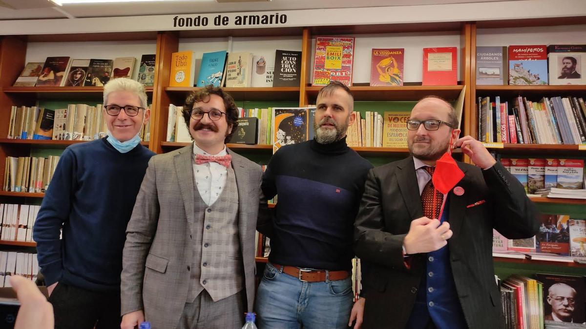 El editor Javier Cinca, Pablo Delgado, el ilustrador Yil y Raúl Herrero, autor del prólogo, en la presentación del libro celebrada en la librería Cálamo.