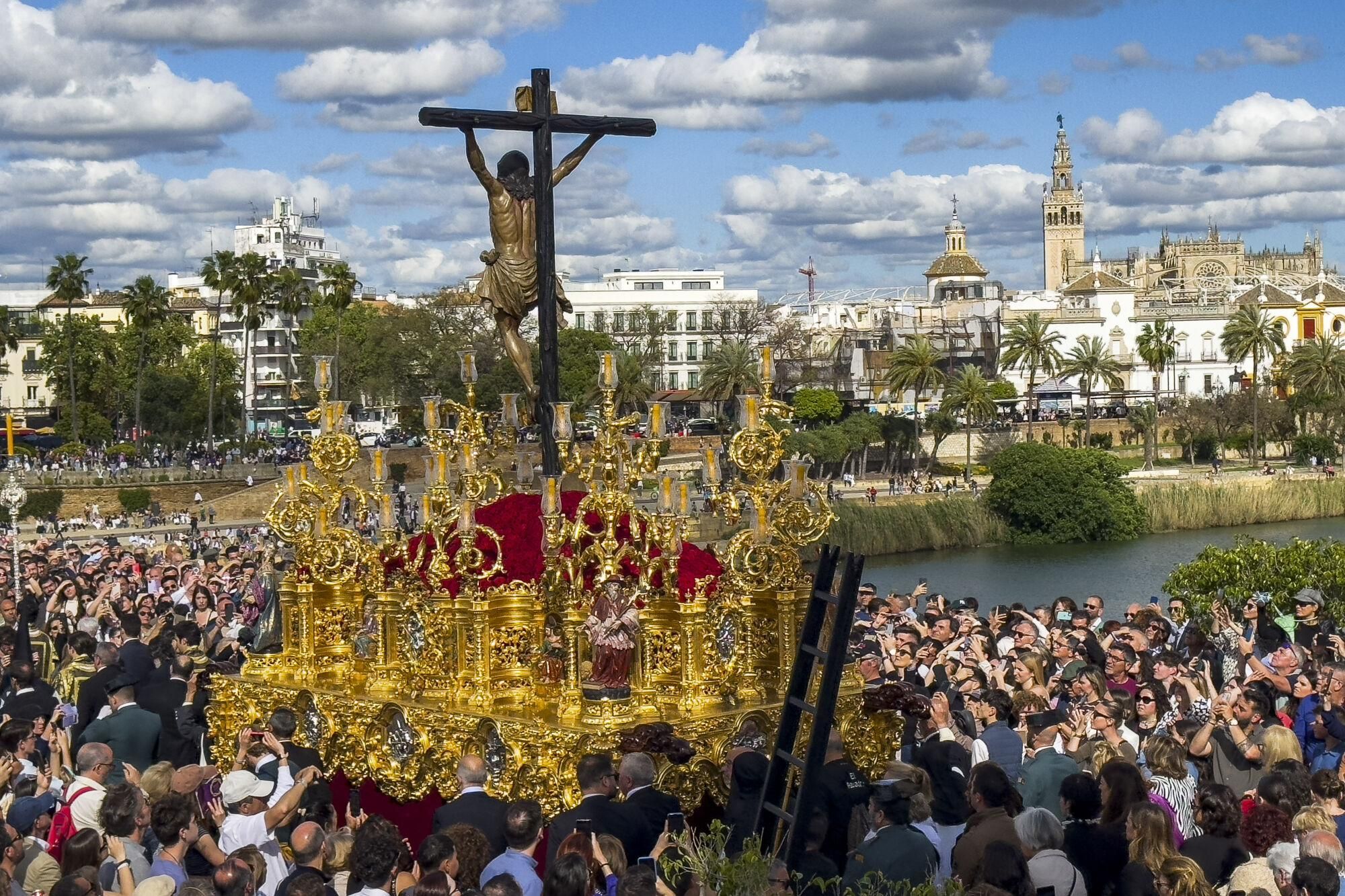 SEVILLA, 18/04/2025.- Procesión de la Hermandad del Santísimo Cristo de la Expiración, conocida popularmente como la Hermandad del Cachorro, este Viernes Santo, en Sevilla. La Hermandad del Santísimo Cristo de la Expiración, conocida popularmente como la Hermandad del Cachorro, realiza su estación de penitencia hoy Viernes Santo, 18 de abril de 2025. Desde su basílica en la calle Castilla, en el corazón de Triana, la cofradía recorrerá Sevilla con sus dos pasos: el del Santísimo Cristo de la Expiración, conocido como el Cachorro, y el de Nuestra Madre y Señora del Patrocinio. EFE/ David Arjona