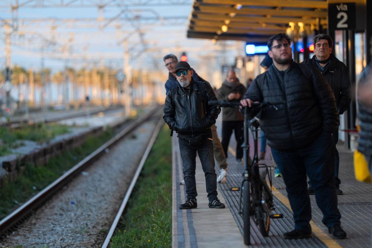 Pasajeros a la espera de un tren de Rodalies en la estación de Mataró, que sería cabecera de línea de la futura orbital ferroviaria.
