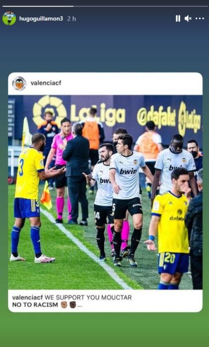 La plantilla del Valencia CF respalda a Diakhaby