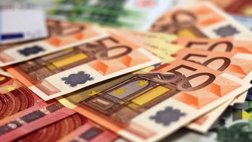 Hisenda avisa: fins a 2.500 euros de multa per pagar aquestes quantitats amb diners en efectiu
