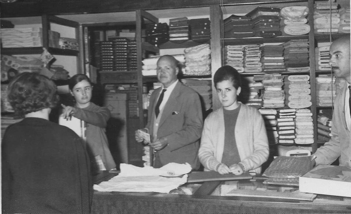 Imagen de archivo en el que aparece uno de los hermanos Gómez en la tienda del Valle de Aridane.