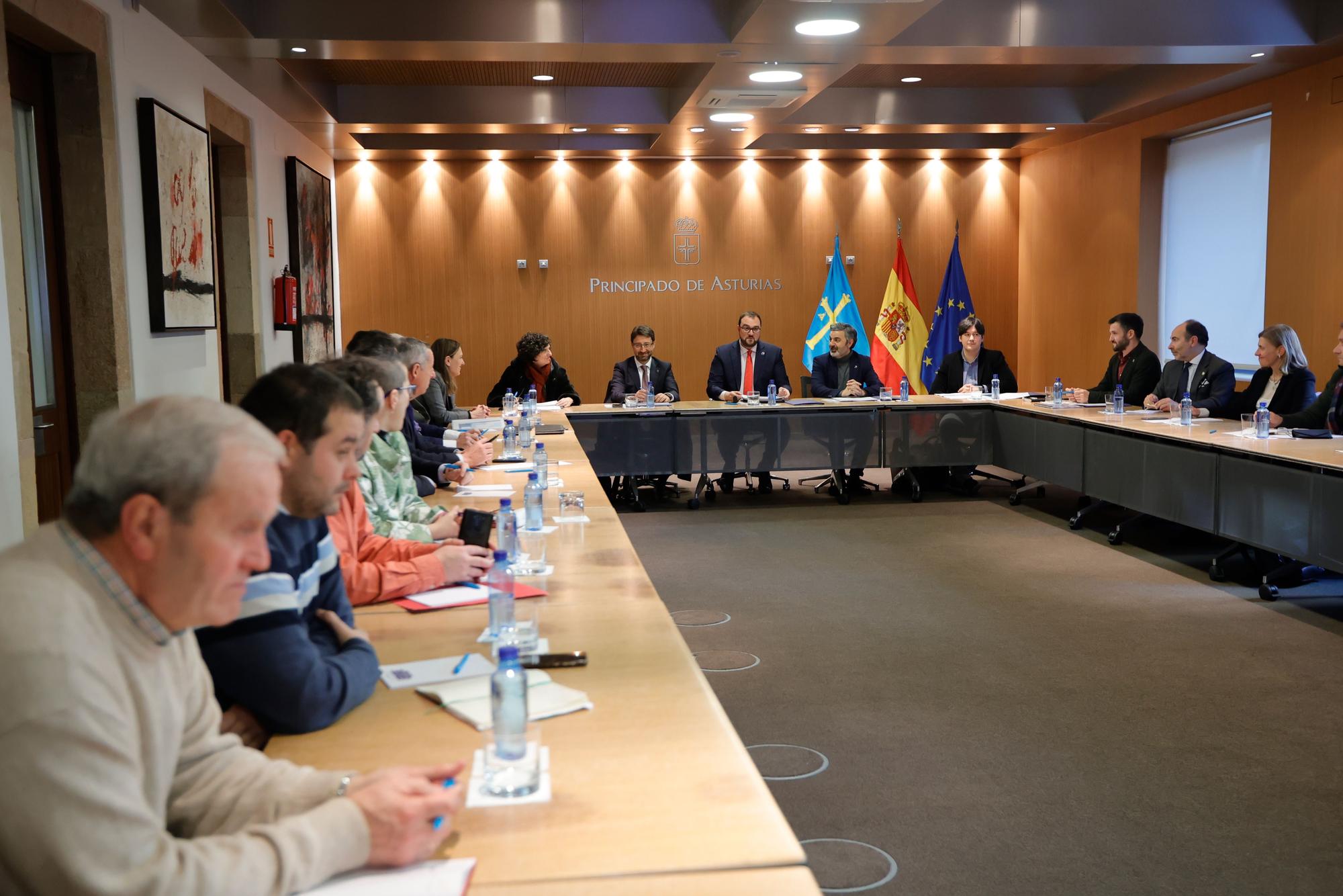 La primera reunión de la mesa del AVE