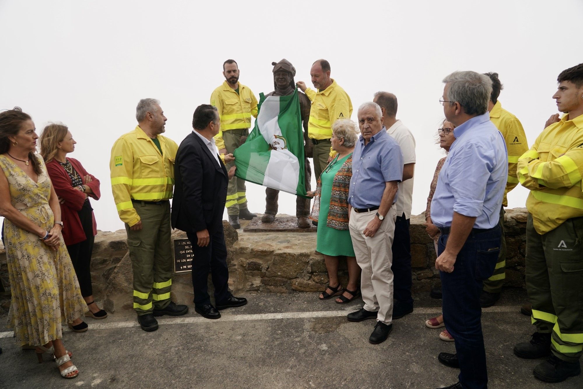 Antonio Sanz preside un homenaje al bombero fallecido en 2021 en el incendio de Sierra Bermeja